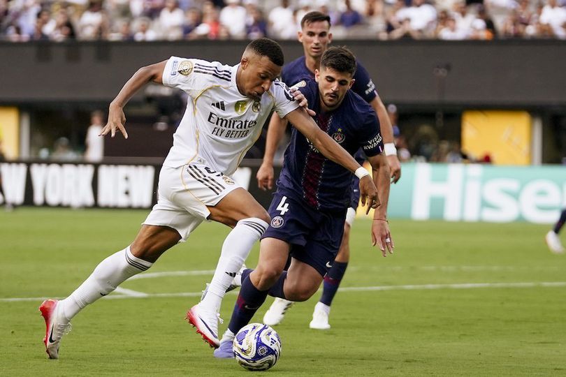 Butuh Tambahan Amunisi di Lini Belakang, Man United Incar Bek Serba Bisa PSG
